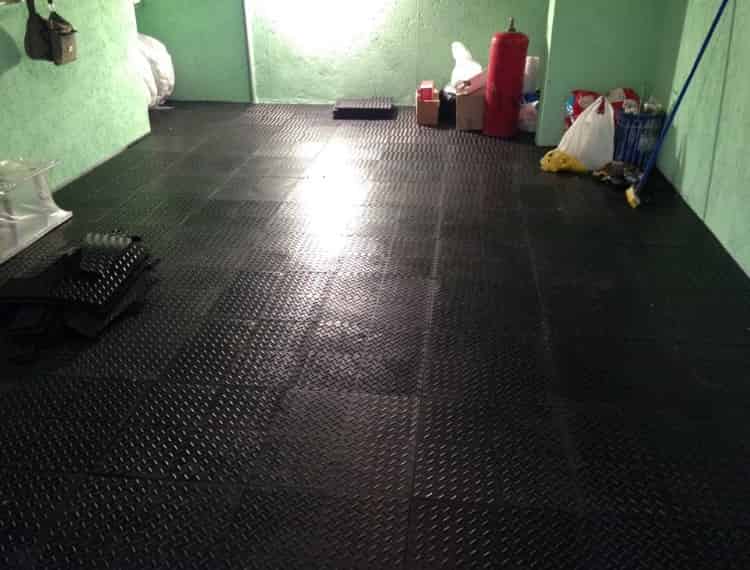 Вулканизированные резиновые покрытия для пола в гараже, применение и срок  службы | Плитка ПВХ для пола